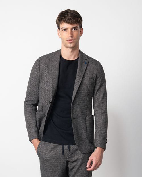 Etiem Americana slim fit sin forro y desestructurada realizada en punto de pata de gallo 2025