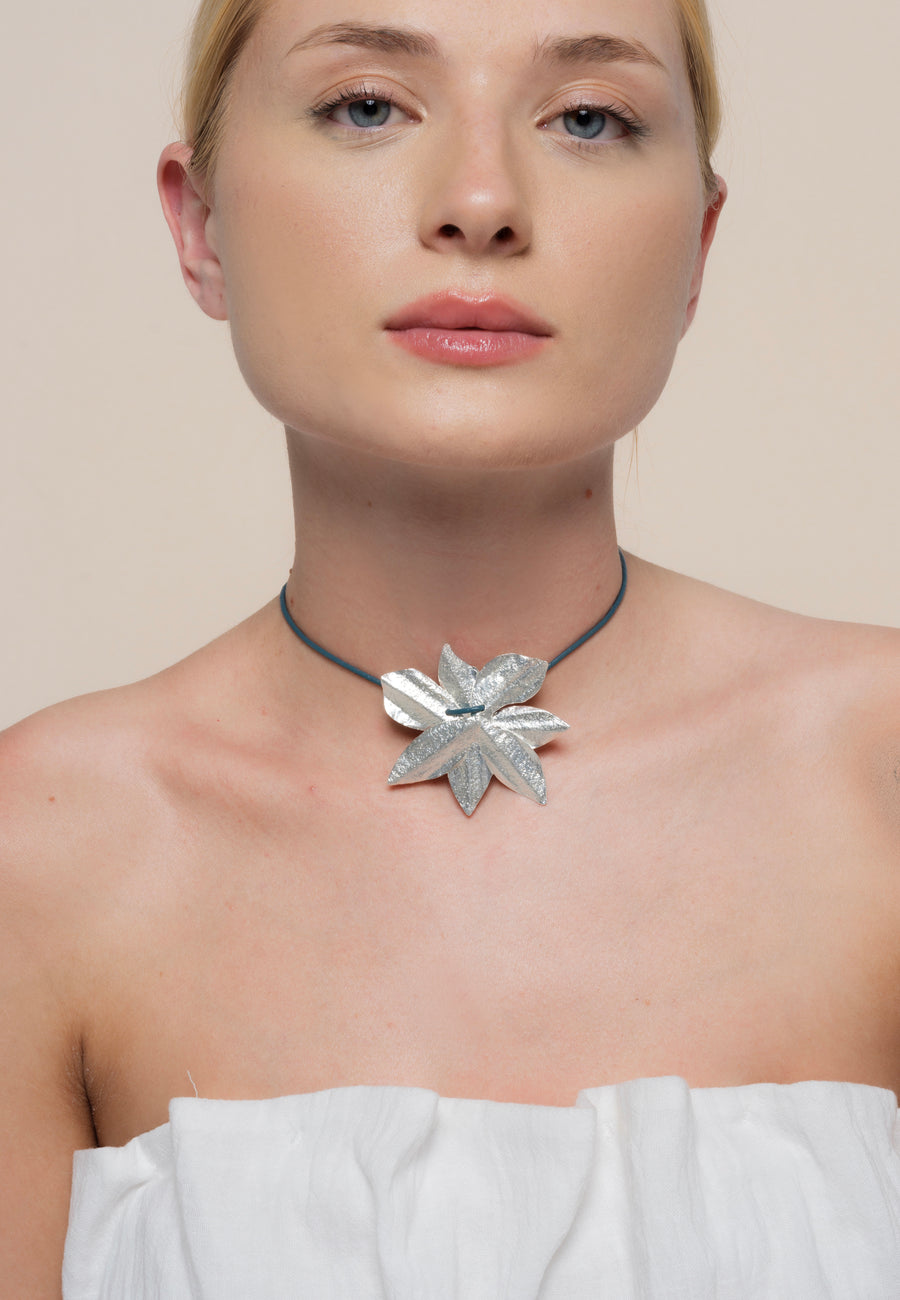lavani Collar Lotus Flower Plata En oferta