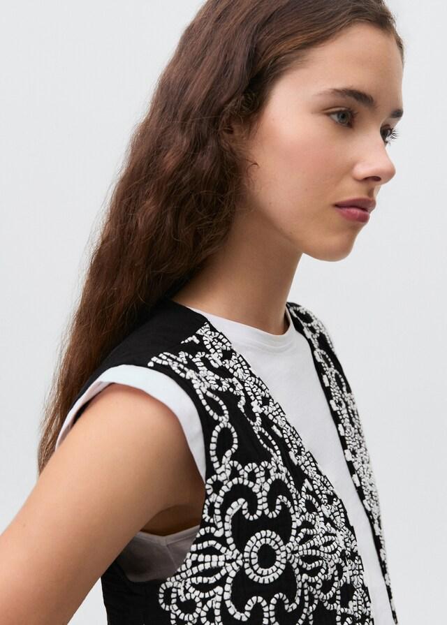 mango Chaleco bordado Última moda