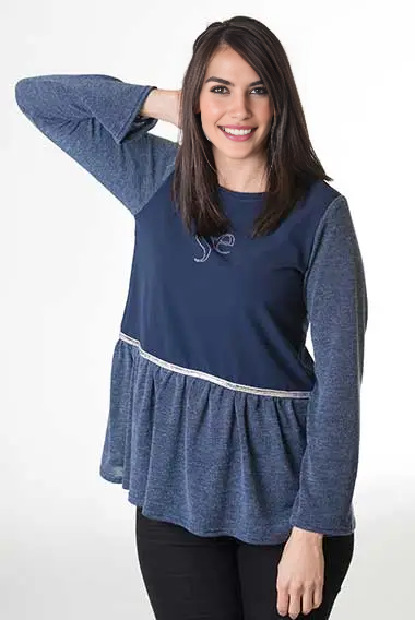 susana escribano Jersey de punto azul. Con volante
