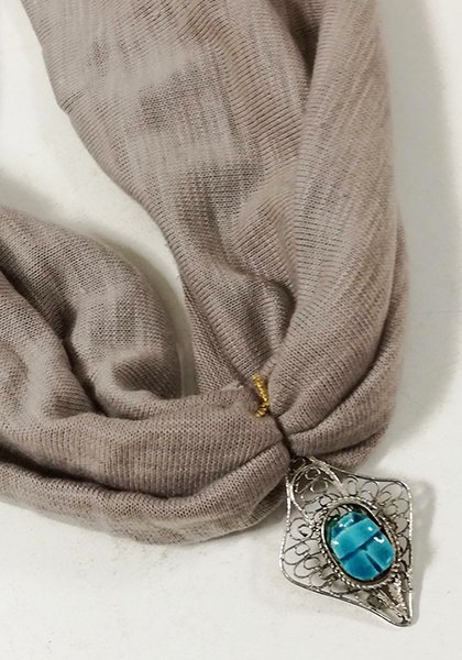 susana escribano Fular joya. Fular en color gris. Leo Outlet