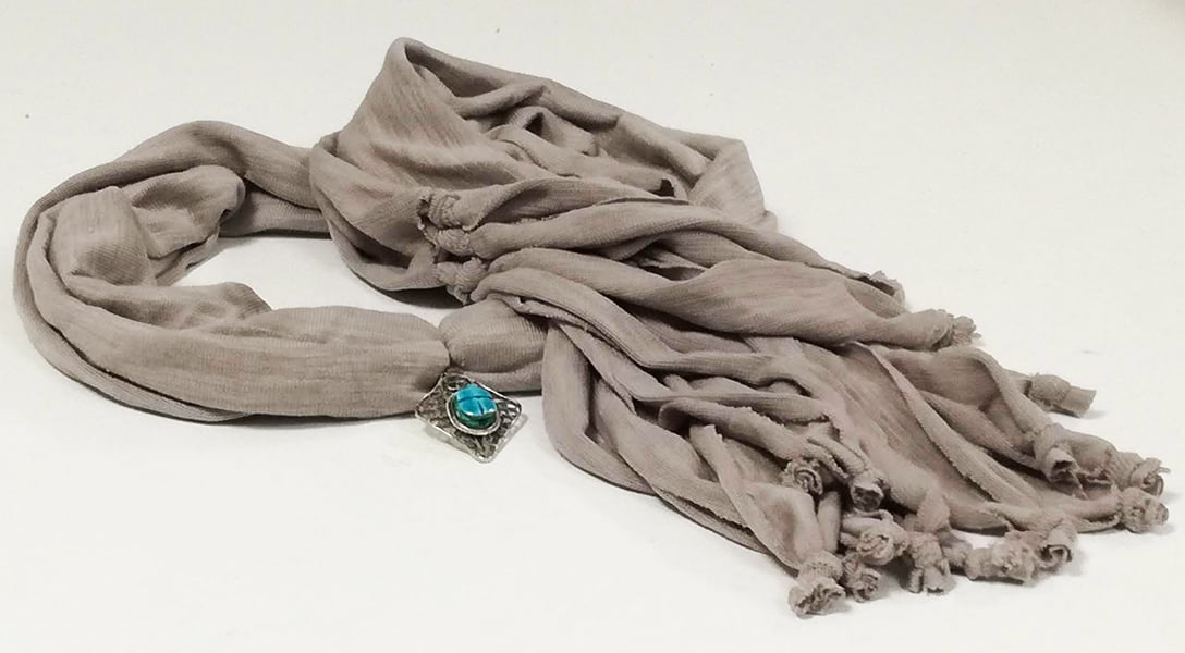 susana escribano Fular joya. Fular en color gris. Leo Outlet