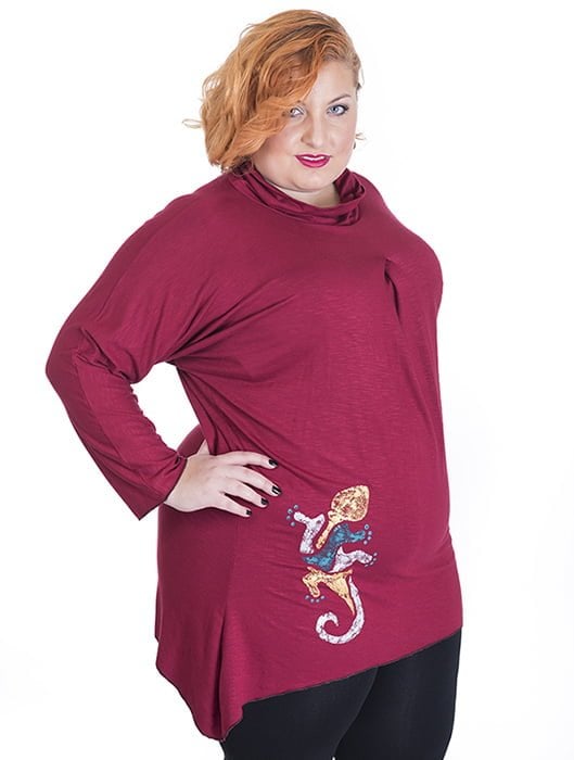 susana escribano Camiseta granate con escote tipo mao