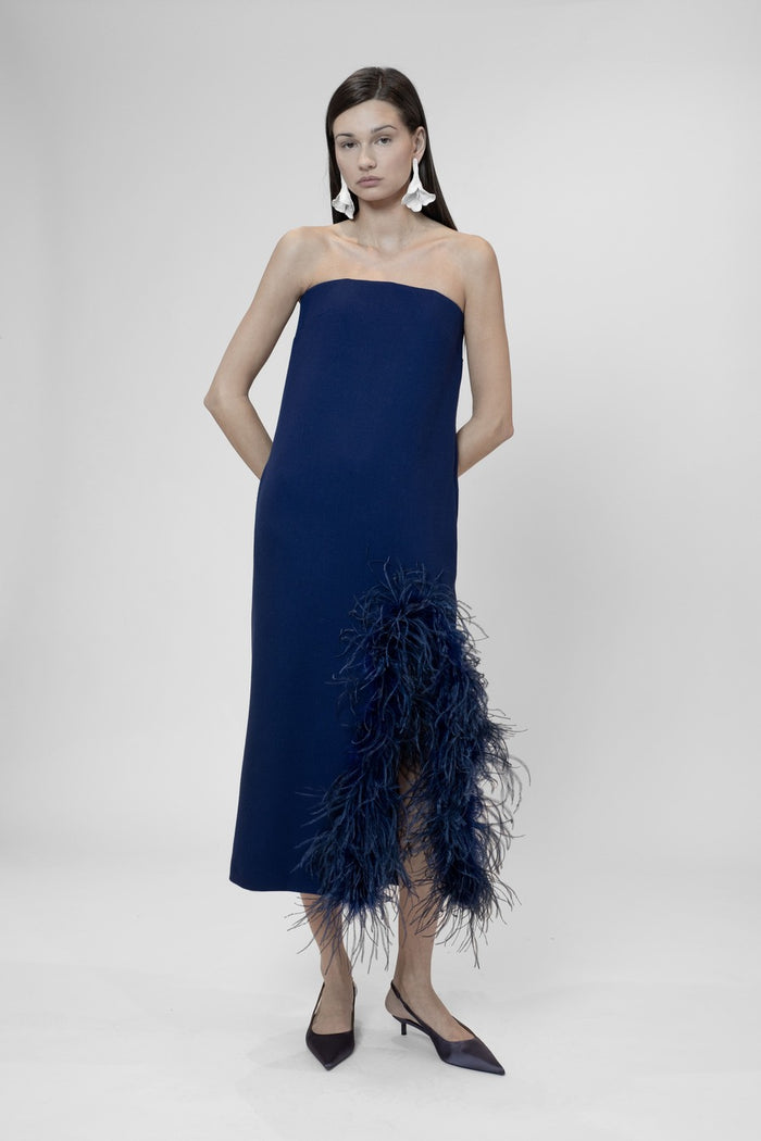 the 2nd skin co. Vestido midi strapless con abertura lateral y plumas