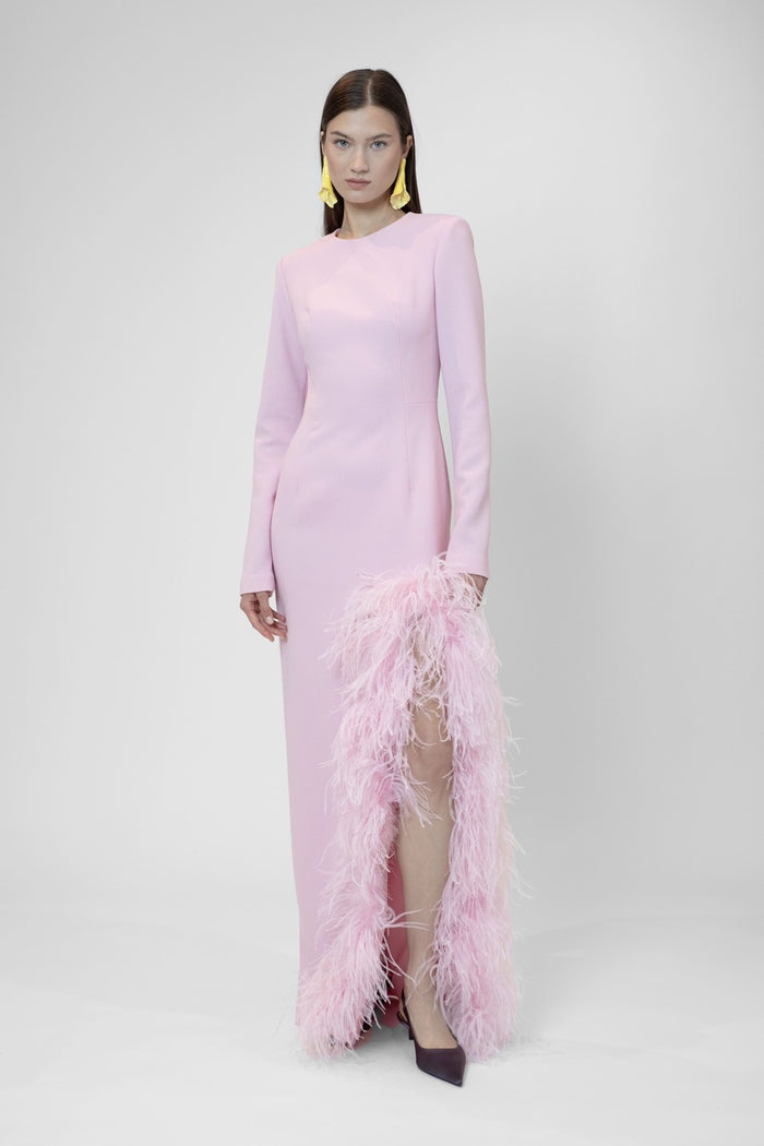 the 2nd skin co. Vestido largo con abertura lateral con plumas