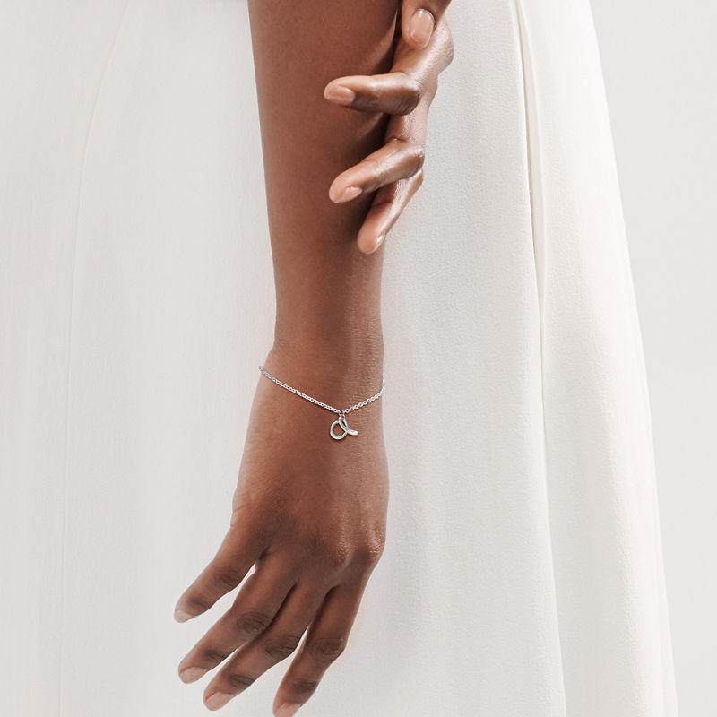 Tiffany & Co. Elsa Peretti® Pulsera con letra “A” en plata de ley Precio de fábrica