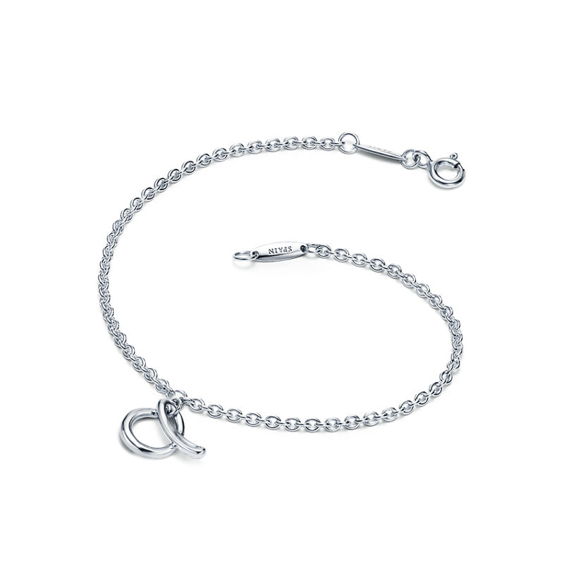 Tiffany & Co. Elsa Peretti® Pulsera con letra “A” en plata de ley Precio de fábrica
