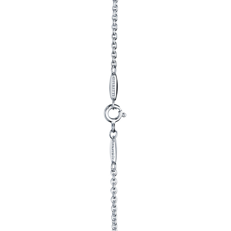 Tiffany & Co. Elsa Peretti® Pulsera con letra “A” en plata de ley Precio de fábrica