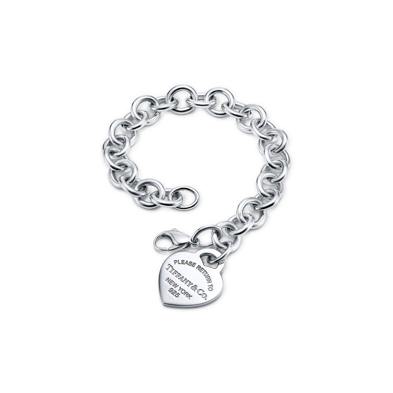 Tiffany & Co. Return to Tiffany™ Pulsera con charm de insignia de corazón en plata Oferta exclusiva
