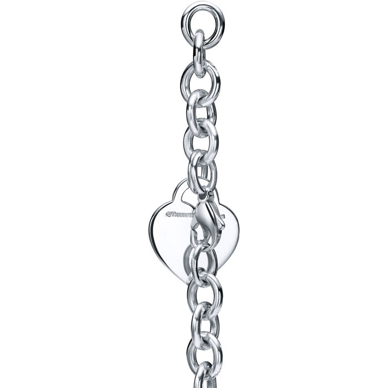 Tiffany & Co. Return to Tiffany™ Pulsera con charm de insignia de corazón en plata Oferta exclusiva