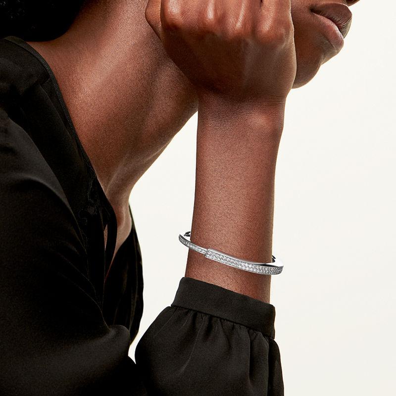 Tiffany & Co. Tiffany Lock Brazalete en oro blanco con pavé completo de diamantes Precio ultrabajo