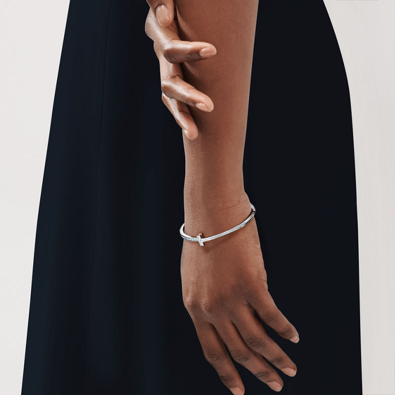 Tiffany & Co. Tiffany T T1 Brazalete articulado estrecho de diamantes de oro blanco Liquidación