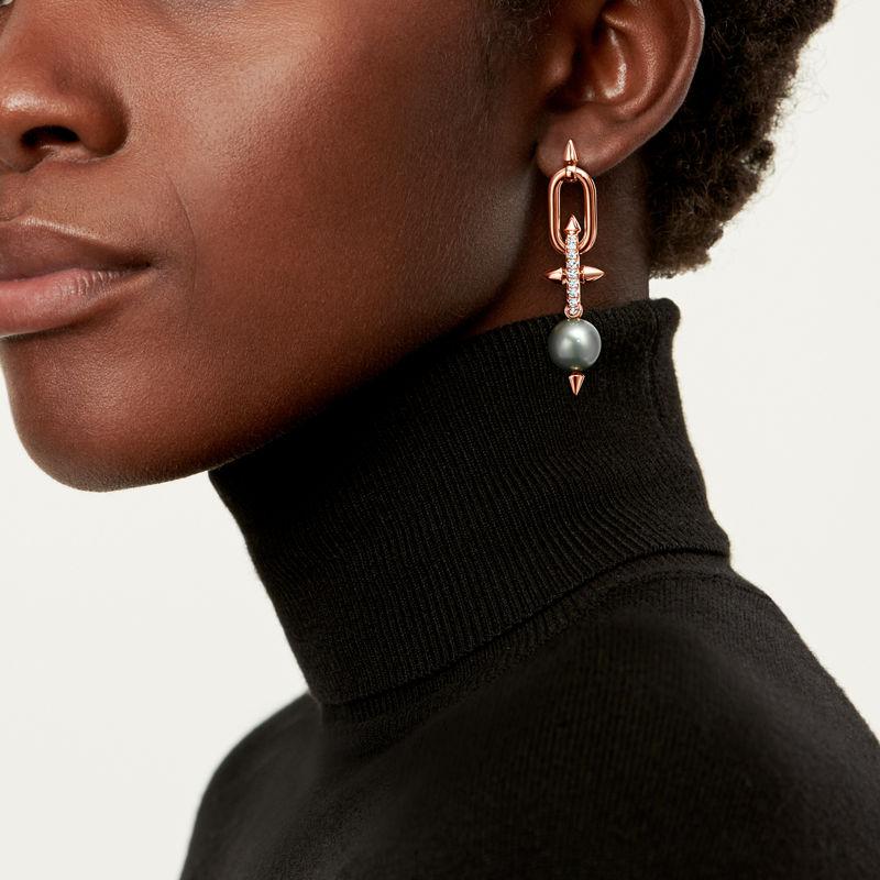 Tiffany & Co. Tiffany Titan by Pharrell Williams Pendientes de perlas de Tahití y oro con diamantes En oferta