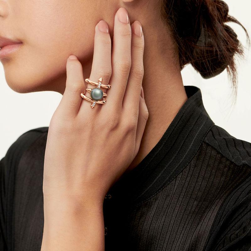 Tiffany & Co. Tiffany Titan by Pharrell Williams Anillo de perla de Tahití y oro con diamantes Devoluciones gratuitas