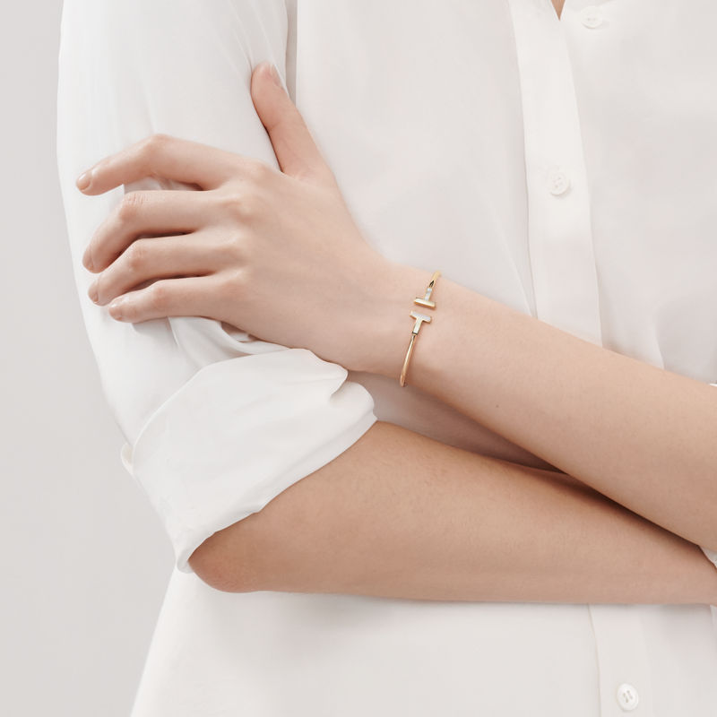 Tiffany & Co. Tiffany T Pulsera Wire de oro amarillo con nácar Últimos 3 días