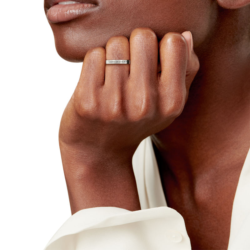 Tiffany & Co. T&CO.® Alianza en platino con un diamante Mejor oferta