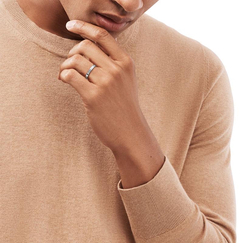 Tiffany & Co. T&CO.® Alianza en platino con un diamante Mejor oferta