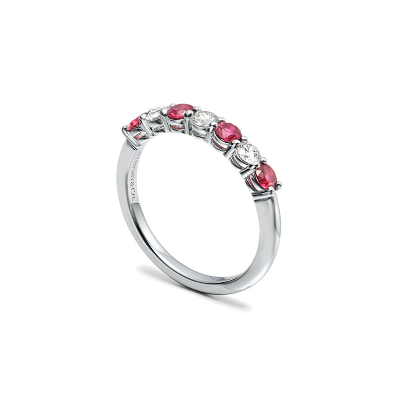 Tiffany & Co. Tiffany Forever Alianza en platino con medio círculo de rubíes y diamantes ÚLTIMAS EDICIONES