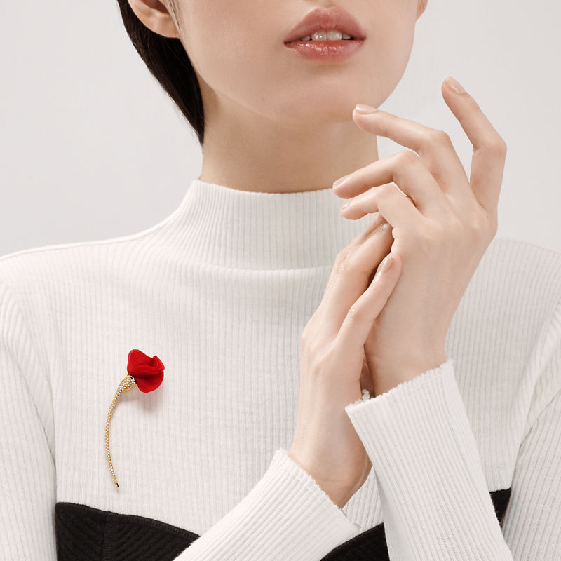 Tiffany & Co. Elsa Peretti® Broche Amapola de oro amarillo con seda de color rojo Tienda de fábrica
