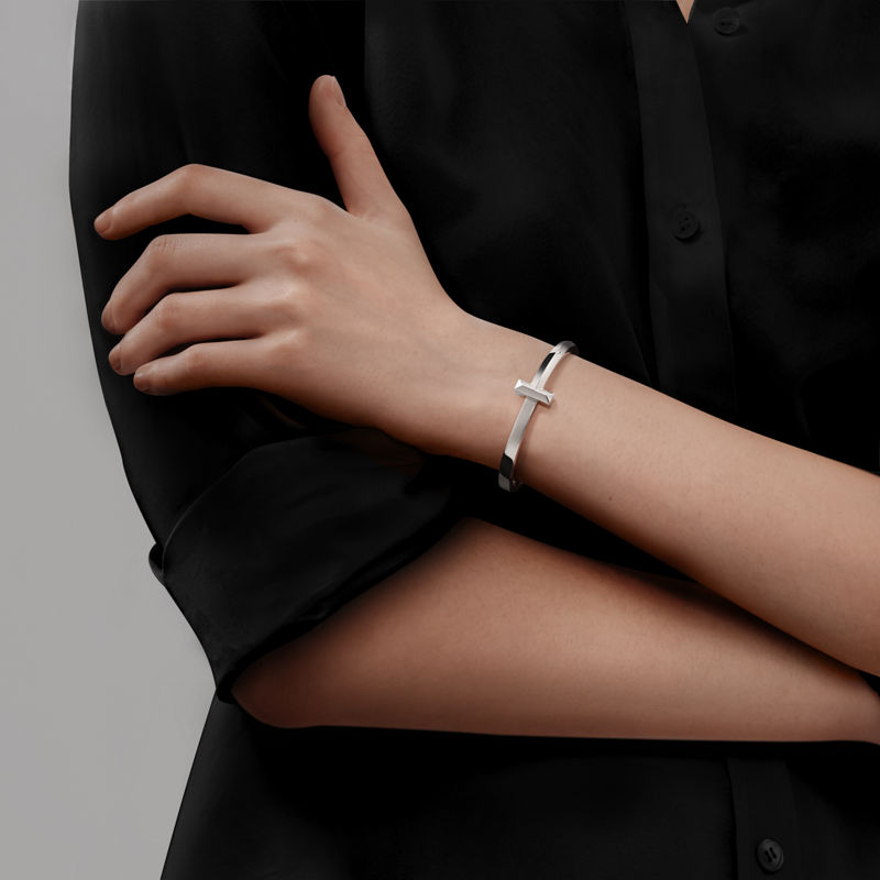 Tiffany & Co. Tiffany T T1 Brazalete articulado ancho de oro blanco Promoción por tiempo limitado