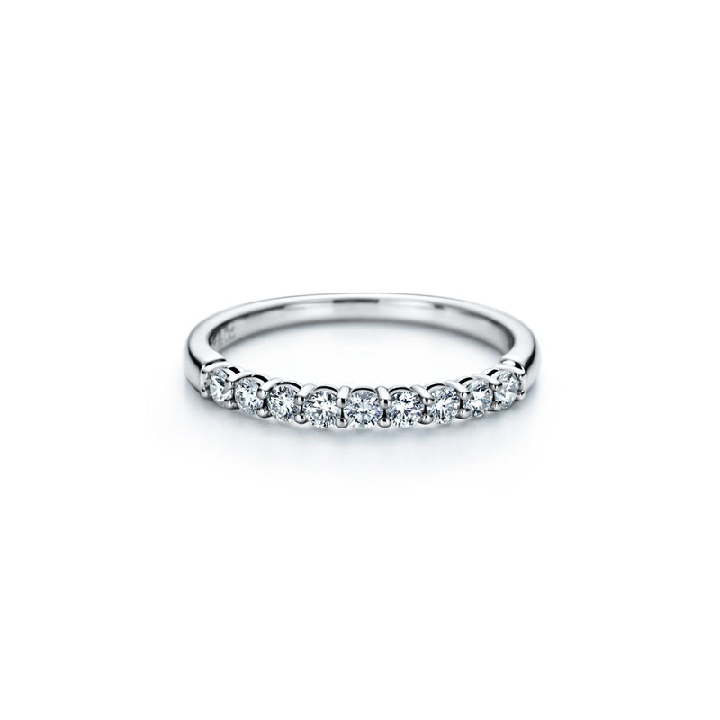 Tiffany & Co. Tiffany Forever Alianza en platino con medio círculo de diamantes 2 2 mm