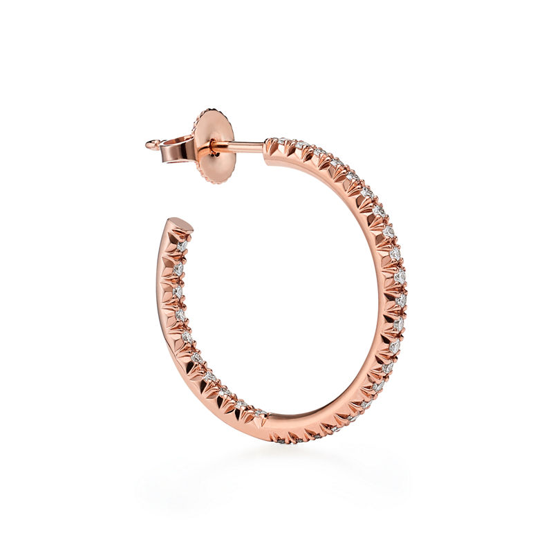 Tiffany & Co. Tiffany Metro pendientes de aro en oro rosa con diamantes tamaño mediano Descuentos del mes