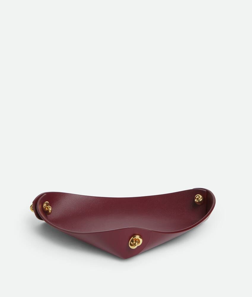 Bottega Veneta Bandeja mediana de piel con nudos metálicos