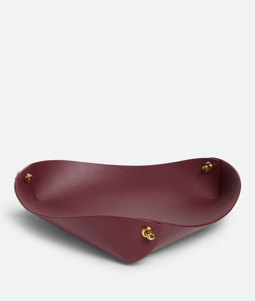 Bottega Veneta Bandeja grande de piel con nudos metálicos